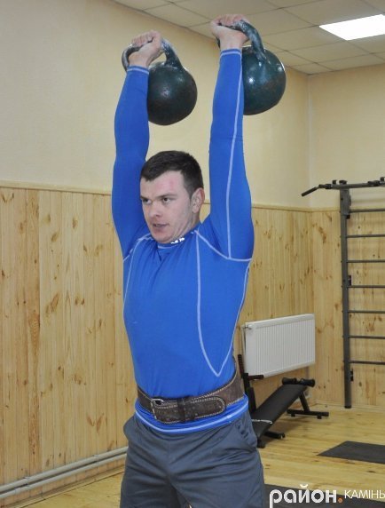 Битва богатирів: на Волині пройшли змагання з гирьового спорту