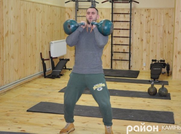 Битва богатирів: на Волині пройшли змагання з гирьового спорту