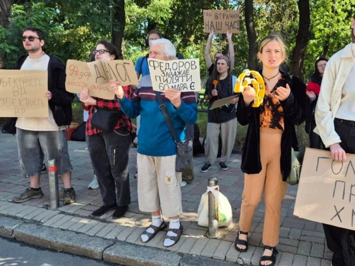 Під Радою десятки людей протестують проти призначення Хмари міністром оборони
