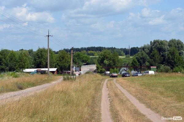 А ось вже видніється став. Доїзджати зручно – дорога під саму територію.