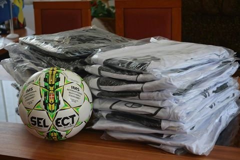 Команда патрульної поліції Луцька отримала футбольну форму від мецената. ФОТО