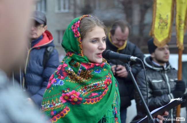 У Луцьку поклали квіти до пам’ятника Шевченку. ФОТО