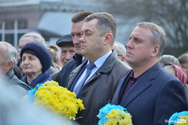 У Луцьку поклали квіти до пам’ятника Шевченку. ФОТО