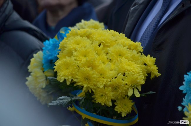 У Луцьку поклали квіти до пам’ятника Шевченку. ФОТО