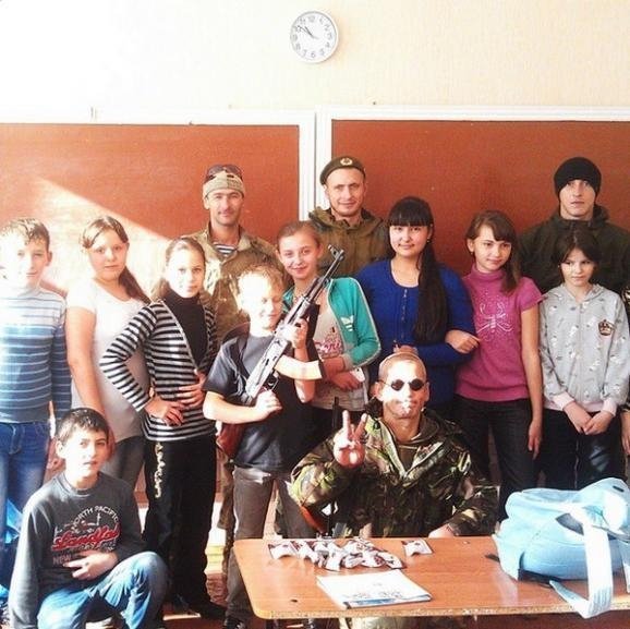 У Донецьку бойовики привчають школярів до зброї. ФОТО