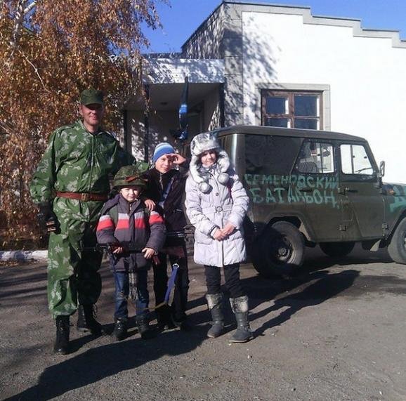 У Донецьку бойовики привчають школярів до зброї. ФОТО