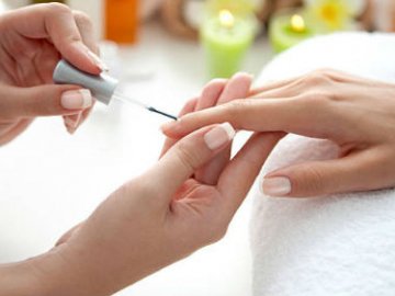 Волинянам розповіли, що має зробити майстер, аби не заразити клієнта ВІЛ-інфекцією під час манікюру