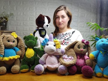 Уродженка Донецька переїхала на Волинь та створює в'язані іграшки