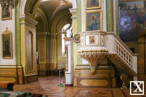 Бічний амвон - свідчення католицької історії храму