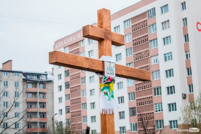 У Луцьку освятили хрест під будівництво дитячої церкви. ФОТО