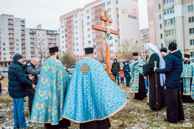 У Луцьку освятили хрест під будівництво дитячої церкви. ФОТО