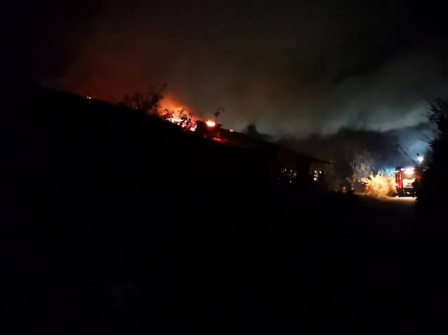 На Волині згоріло приміщення покинутої лікарні. ФОТО