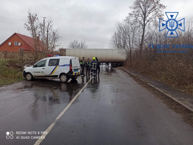 Поблизу Луцька – ДТП: фура перекрила в'їзд у село. ФОТО. ОНОВЛЕНО