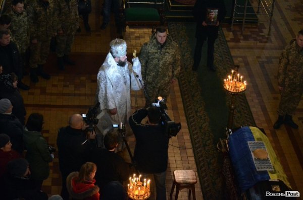 Луцьк попрощався з героєм АТО Віктором Мельничуком. ФОТО 