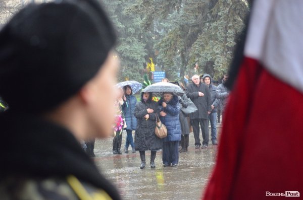 Луцьк попрощався з героєм АТО Віктором Мельничуком. ФОТО 
