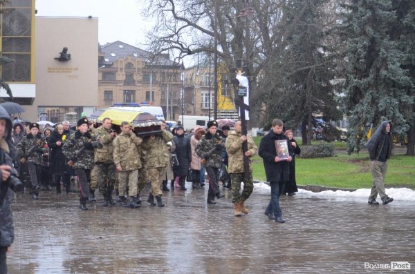 Луцьк попрощався з героєм АТО Віктором Мельничуком. ФОТО 