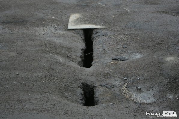 Крізь дірки у мості поблизу Рованців видно Стир