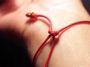 Священник розповів, чи дійсно червона нитка на зап'ястку оберігає від зла