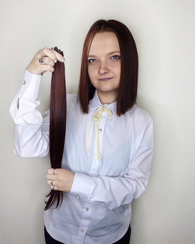 Волинянка відрізала 53 сантиметри волосся на перуки онкохворим діткам