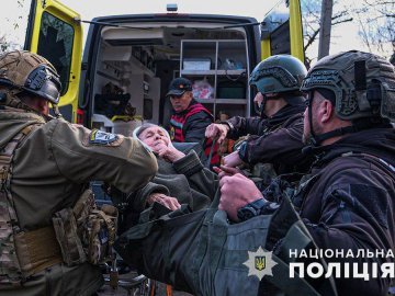 Із лінії фронту поліція під обстрілами евакуювала чоловіка з інсультом