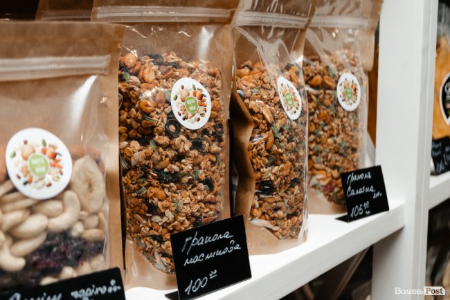 Час небанальних і красивих подарунків: де у Луцьку купити набори із корисних смаколиків*