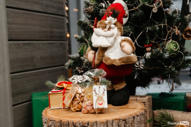 Час небанальних і красивих подарунків: де у Луцьку купити набори із корисних смаколиків*