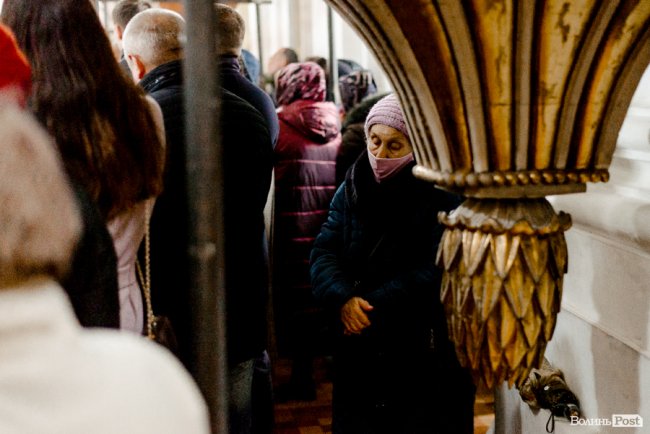 «Їх ми з честю поховаємо, а завтра підемо в бій»: Луцьк попрощався з воїнами Павлом Хомиком та Віктором Коханюком