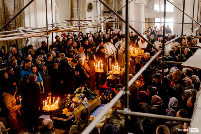 «Їх ми з честю поховаємо, а завтра підемо в бій»: Луцьк попрощався з воїнами Павлом Хомиком та Віктором Коханюком