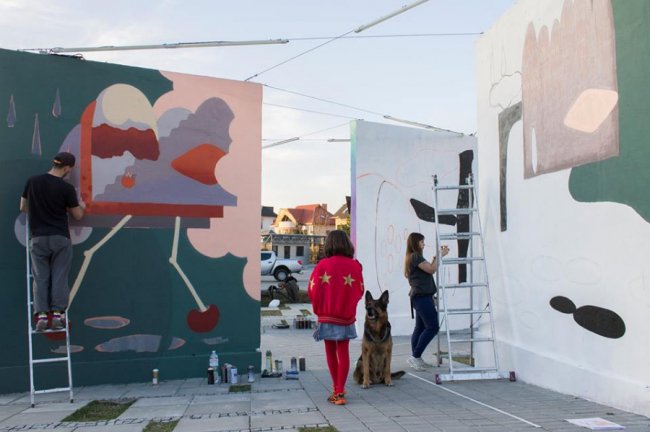 Автори пояснили ідею малюнків у вуличній галереї Луцька