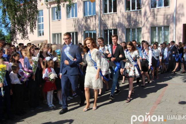 Волинські випускники зворушливо подякували вчительці