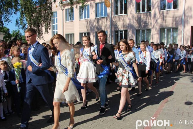 Волинські випускники зворушливо подякували вчительці