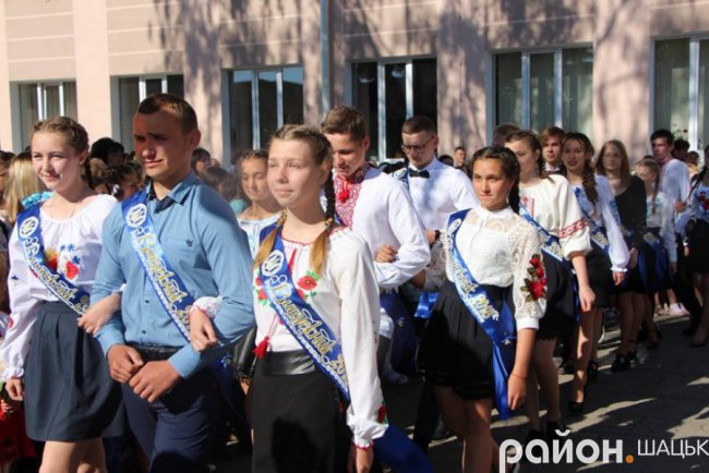 Волинські випускники зворушливо подякували вчительці