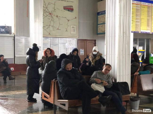  «Тьотю, дайте на хліб»: як у Луцьку вирішили боротися із жебраками на автостанції