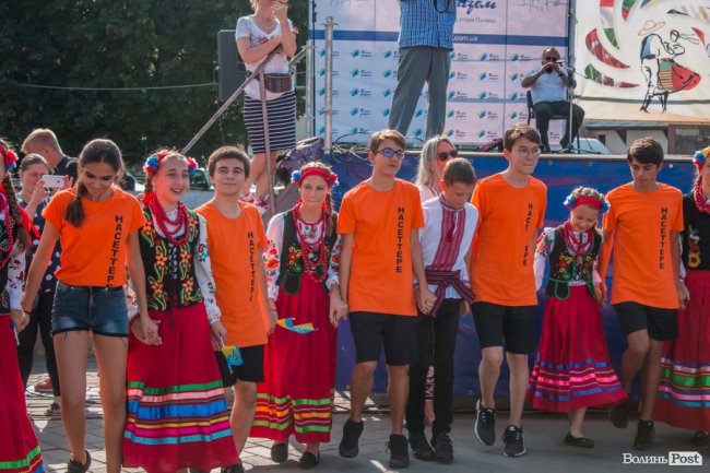 Учасники міжнародного фесту вчили лучан танцювати. ФОТО