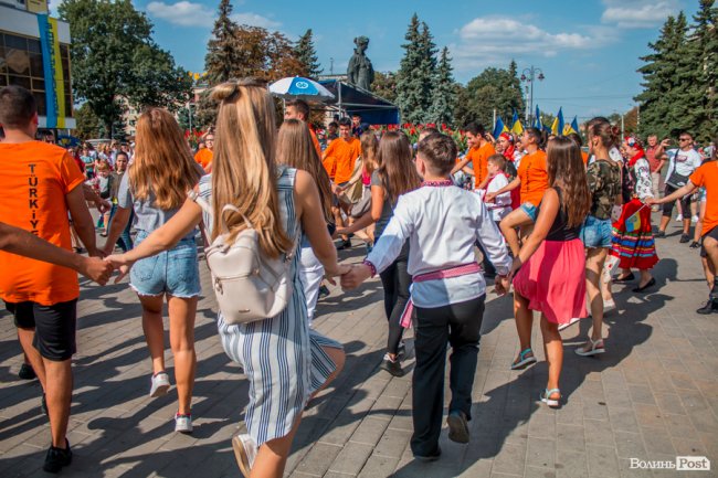 Учасники міжнародного фесту вчили лучан танцювати. ФОТО