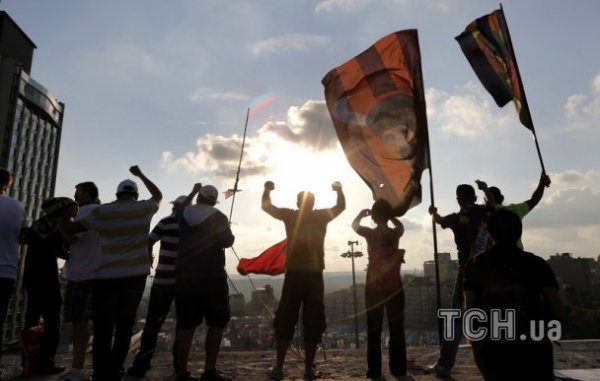 У Туреччині поліція розганяла людей сльозогінним газом. ФОТО. ВІДЕО