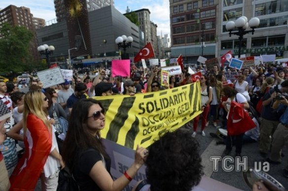 У Туреччині поліція розганяла людей сльозогінним газом. ФОТО. ВІДЕО