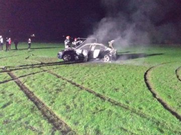 На Рівненщині у юнака на футбольному полі згоріло авто, яке йому подарували 