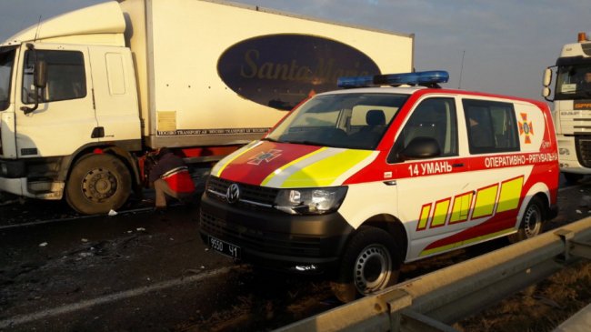 На трасі «Київ-Одеса» через ожеледицю зіткнулися 10 автівок і автобус: є постраждалі. ФОТО