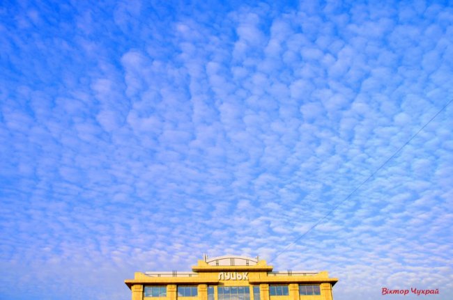 Осіннє небо над Луцьком на світлинах фотографа