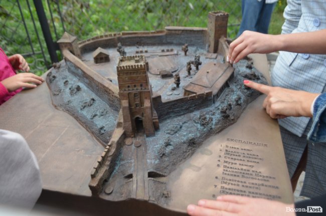 Замок Любарта на дотик: у Луцьку встановили бронзовий макет твердині. ФОТО