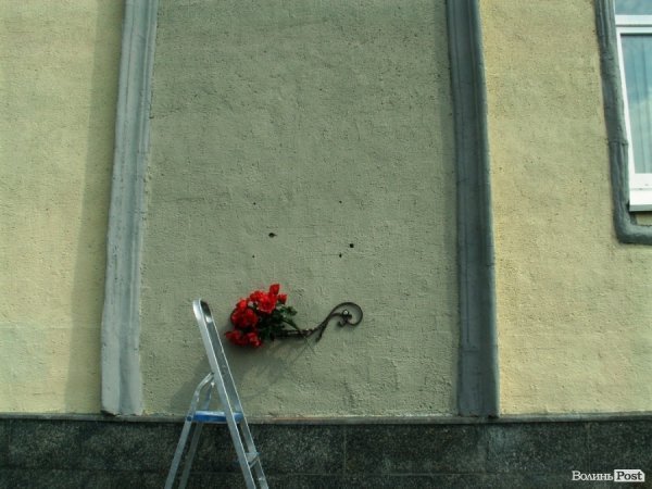 У Луцьку меморіальну дошку повстанцям розбили знову