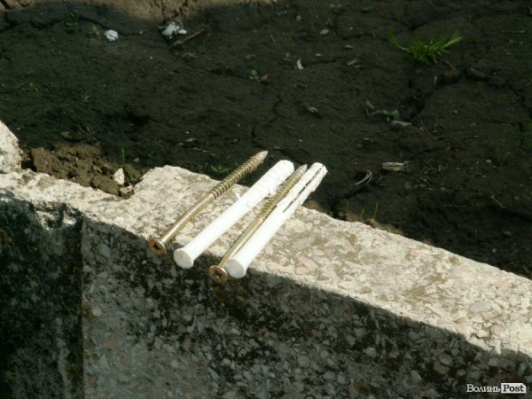 У Луцьку меморіальну дошку повстанцям розбили знову