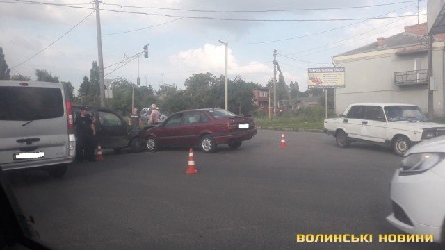 Аварія біля консульства у Луцьку: зіткнулися Volkswagen та Fiat