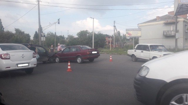 Аварія біля консульства у Луцьку: зіткнулися Volkswagen та Fiat