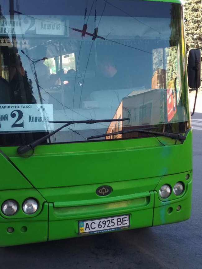 «Зірка Фейсбуку»: у мережі «прославили» водія луцької маршрутки. ФОТО