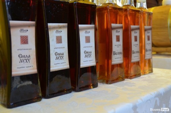 У Луцьку куштують, п’ють та лікуються медами. ФОТО  