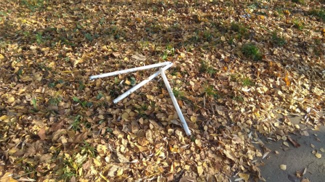 У Луцьку невідомі викинули на вулицю ртутні лампи. ФОТО