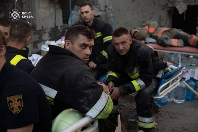 Аварійно-рятувальні роботи на території дитячої лікарні в Києві завершили