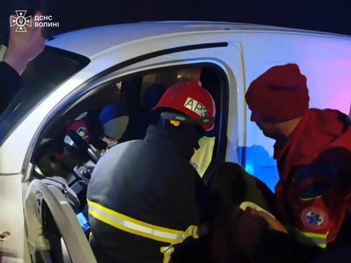 На Волині зіткнулися два авто: водія деблокували рятувальники